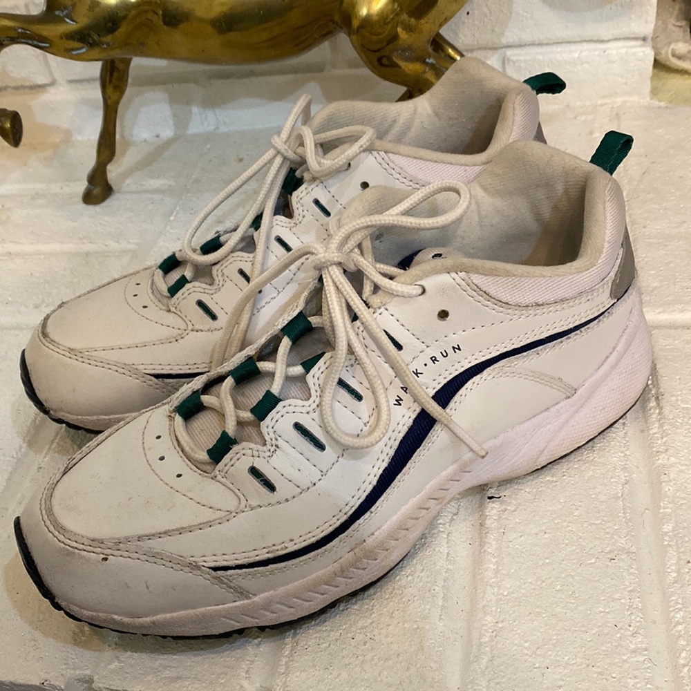 Easy spirit walk run tennis shoes